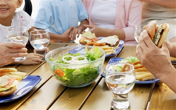 نوشیدن آب بین غذا