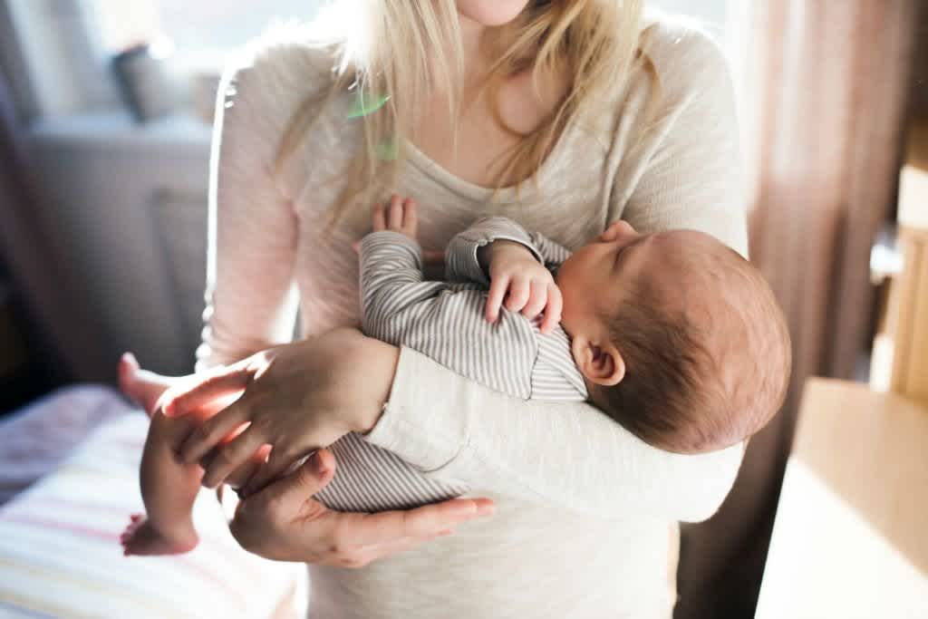 خواباندن کودک در آغوش