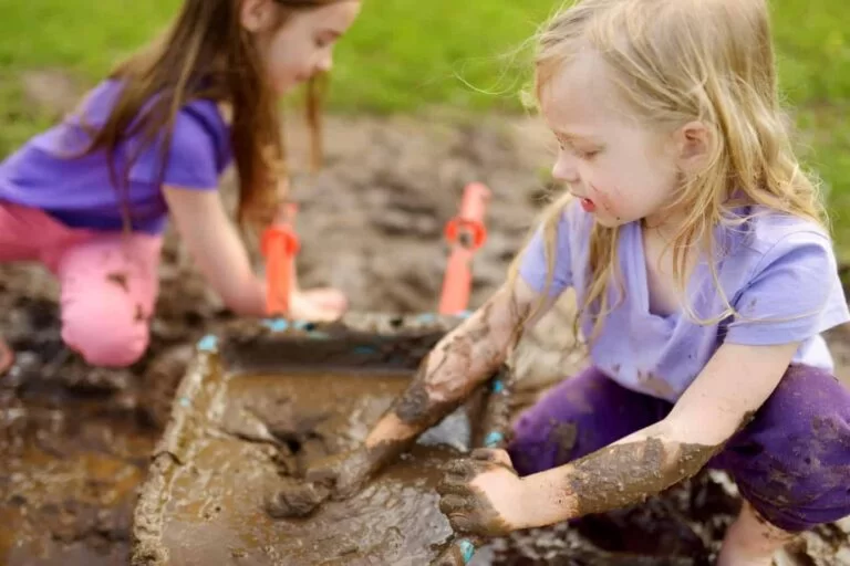 تقویت سیستم ایمنی کودکان با بازی در فضای آزاد/به کودکتان اجازه خاک‌بازی بدهید