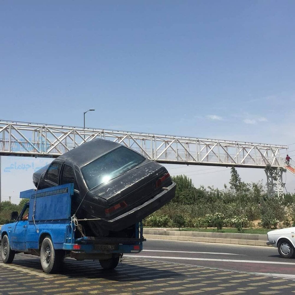 نه به یدک کش؛ قدرت نمایی نیسان آبی با حمل پژو ۴۰۵! + عکس