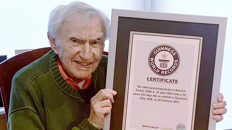 پیرترین پزشک دنیا در آستانه ۱۰۰ سالگی!