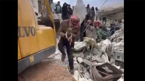 لحظه دلخراش تولد یک نوزاد زیر آوار در زلزله اخیر ترکیه+ فیلم