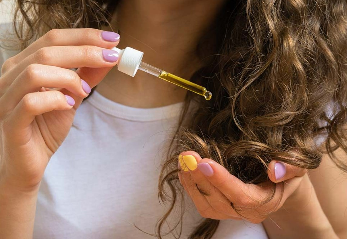  25 روش آبرسانی به مو با مواد طبیعی